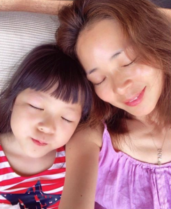 SHIHOがハワイの自宅公開？すっぴん画像や娘のサランが可愛い！夫の秋山成勲と子育て法は？